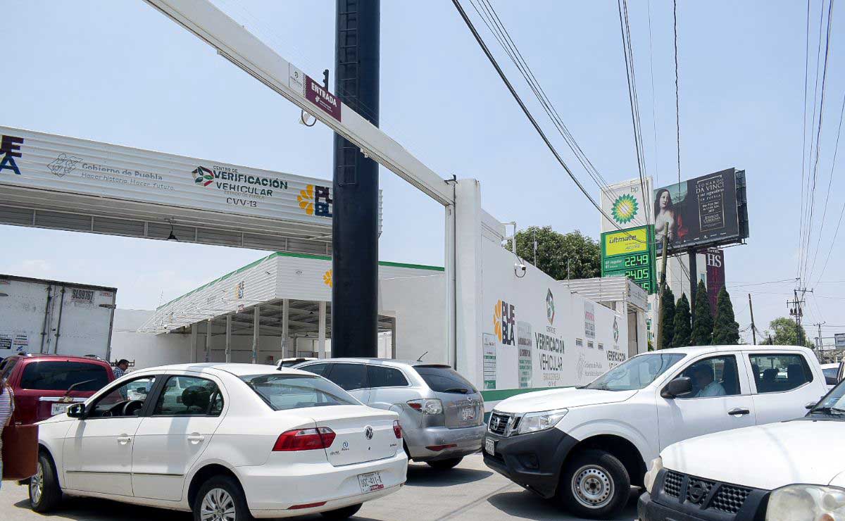 Pese a tener varios meses, poblanos saturan centros de verificación vehicular
