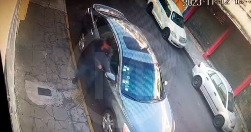 Así opera a plena luz del día ladrón de autopartes en El Carmen