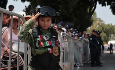 Niño militar roba miradas en el Desfile del 5 de Mayo en Puebla; soldados le regalan insignias