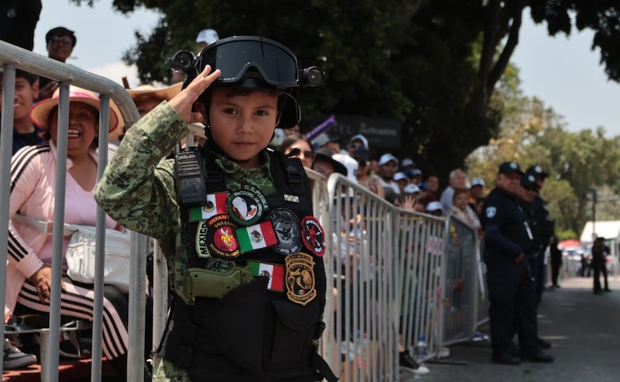 Niño militar roba miradas en el Desfile del 5 de Mayo en Puebla; soldados le regalan insignias