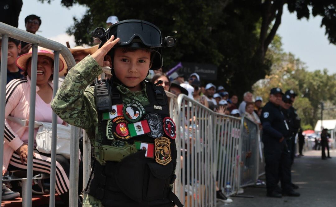 José Arturo, de 8 años de edad, admira a los soldados | Foto: EsImagen