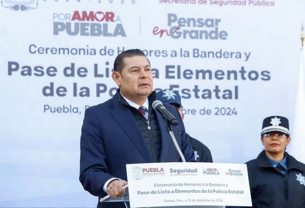Alejandro Armenta destacó que la primera tarea del Estado es honrar y respetar las leyes | Foto: Gobierno del Estado