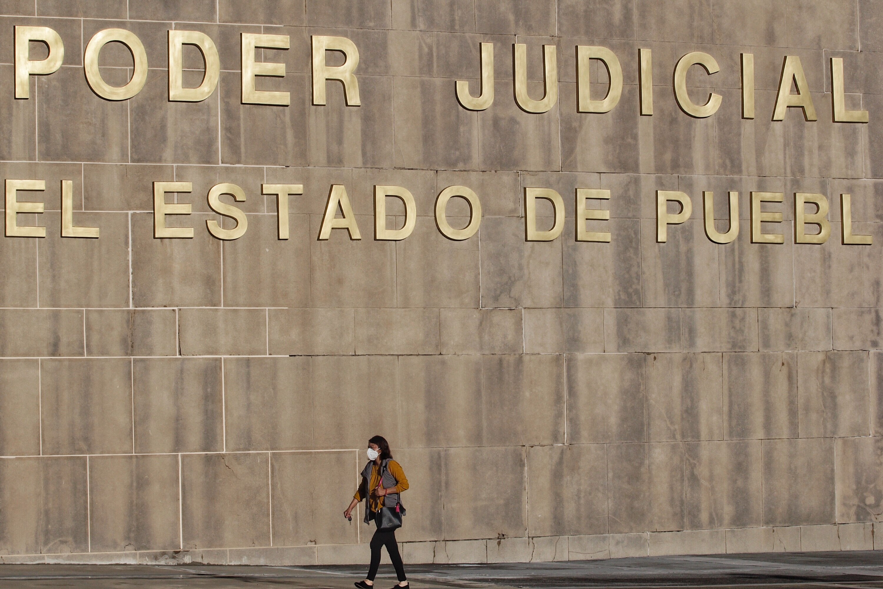 Vinculan a proceso a Juez de Cholula por ejercicio indebido de funciones