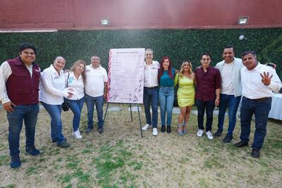 Pepe Chedraui firma con candidatos a regidores decálogo por la juventud