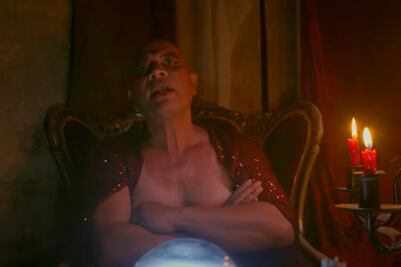 Leonel, el pelón del centro, actúa en video musical y se hace viral