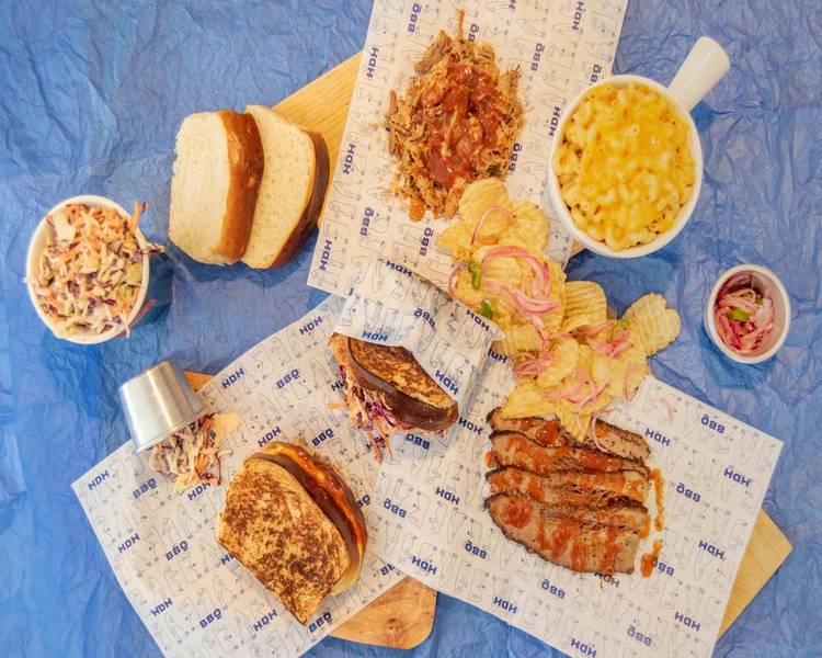 El asado al estilo BBQ Texas se realiza típicamente en un asador grande y resistente, donde se coloca la madera en el fondo del barril. 

Foto: Producción El Universal Puebla