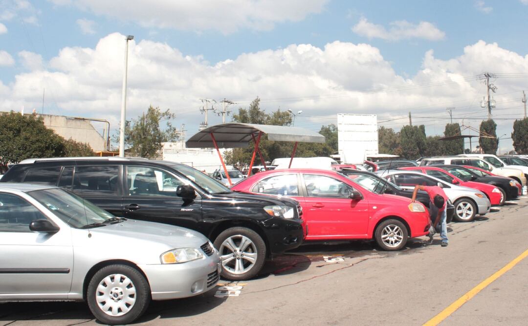 El tianguis de autos La Ciénega se instala los fines de semana en la Diagonal Defensores de la República | FOTO: Agencia Es Imagen para El Universal Puebla