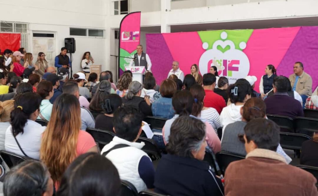 Entrega Pepe Chedraui apoyos alimentarios a familias de San Baltazar Campeche | Foto: Ayuntamiento de Puebla.