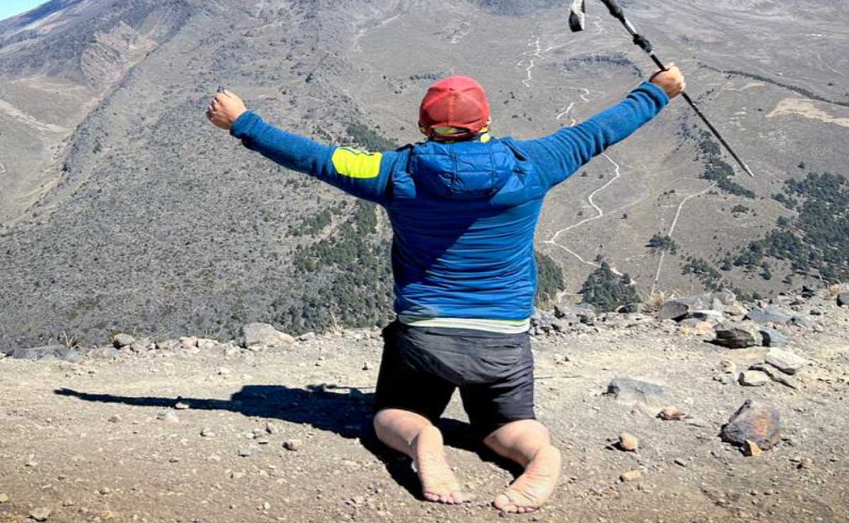 Poblano sube descalzo cumbre de la Sierra Negra