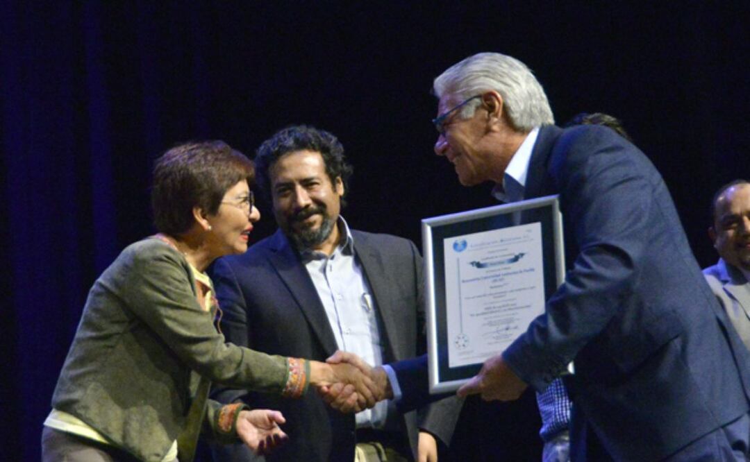 21 directores y directoras de unidades académicas y dependencias de la BUAP recibieron el certificado | Foto: BUAP