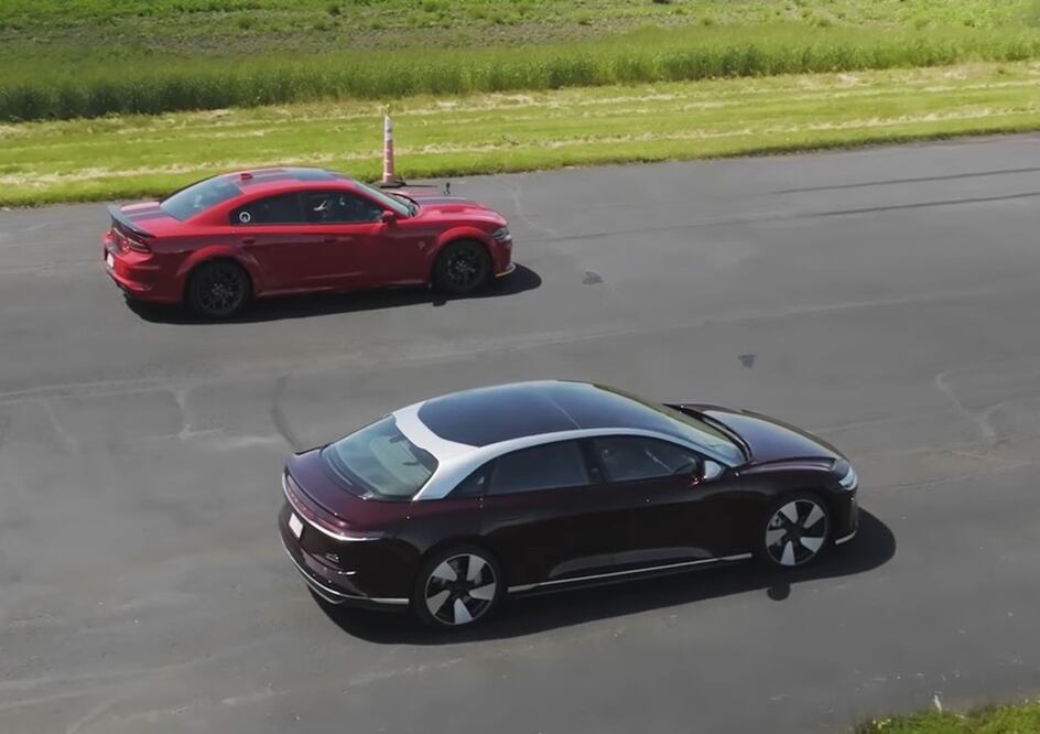 Lucid Air VS Dodge Charger SRT Hellcat / Foto: Captura de pantalla