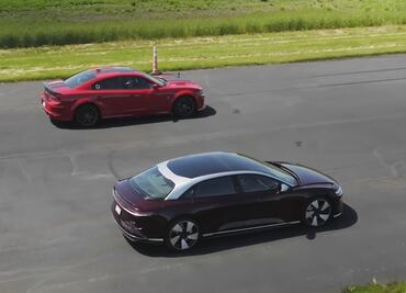 Lucid Air demuestra a un potente Muscle Car V8, quien manda en la pista