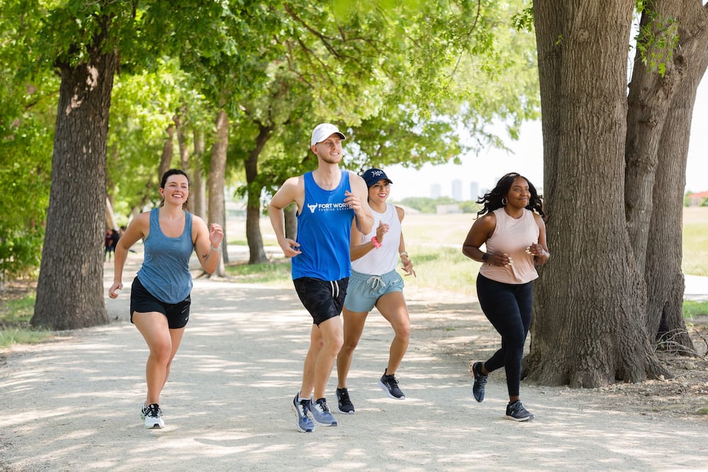 El running social o en español carrera conversacional implica mantener un ritmo durante el cual puedas hablar cómodamente con frases completas con tus compañeros mientras corres.
Foto: Producción El Universal Puebla