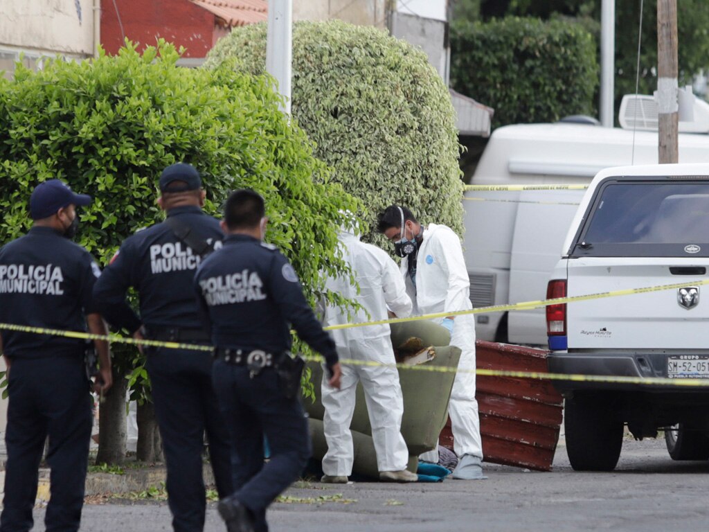 ¿Qué? En plena calle aparece cadáver amarrado dentro de un sillón en San Manuel