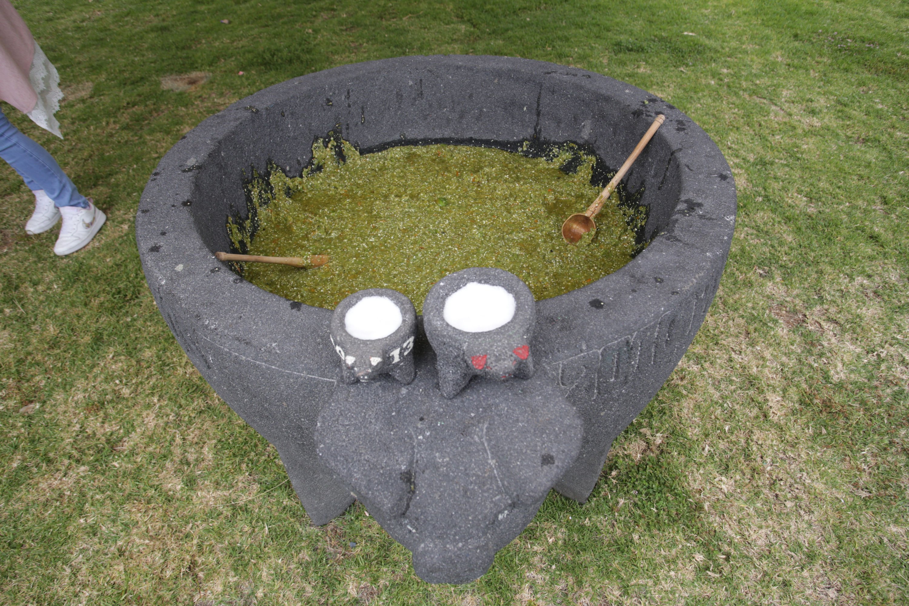 Poblanos venden en Amazon utensilios de roca volcánica del Popocatépetl