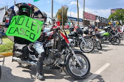 Motociclistas protestan frente al CIS de Puebla contra la Ley Casco