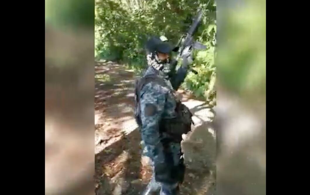 Como si fueran narcos, policías de Puebla presumen armas de alto calibre