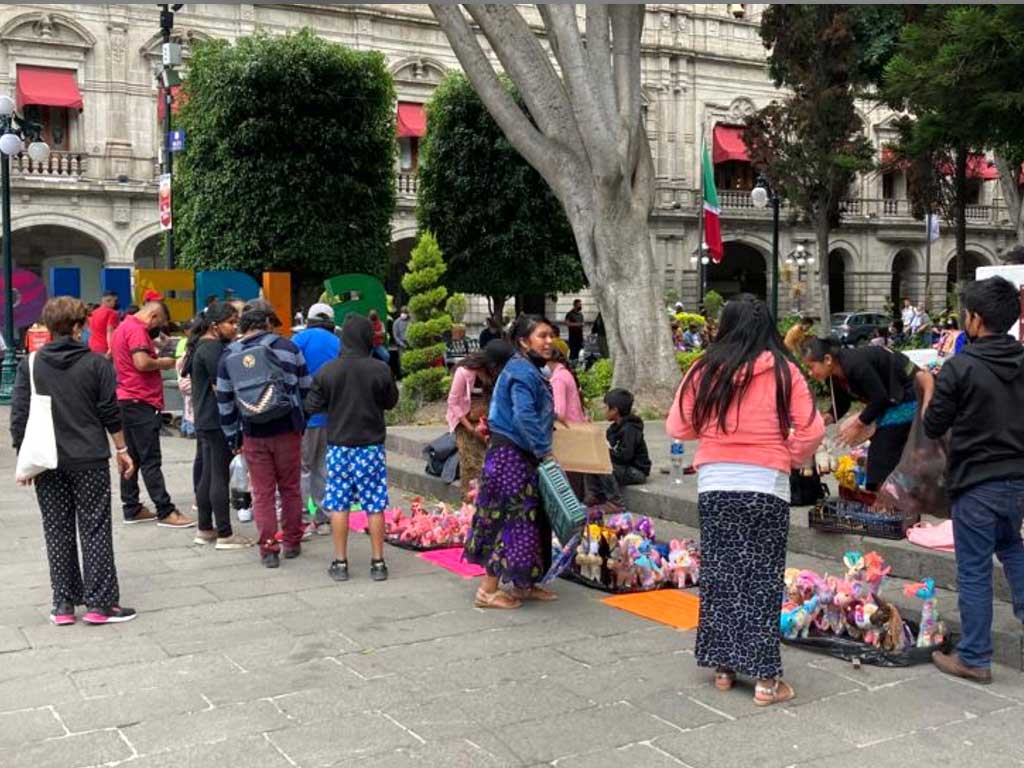 Ofrecen empleo formal a ambulantes del Centro Histórico de Puebla