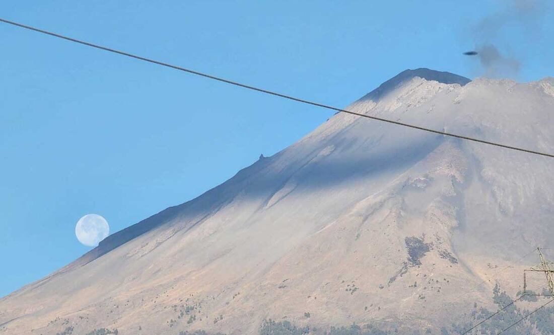 Don Goyo se hizo viral tras la publicación de una fotografía en la que aparece la luna y un OVNI muy encima del cráter del volcán | Foto: Karla GC