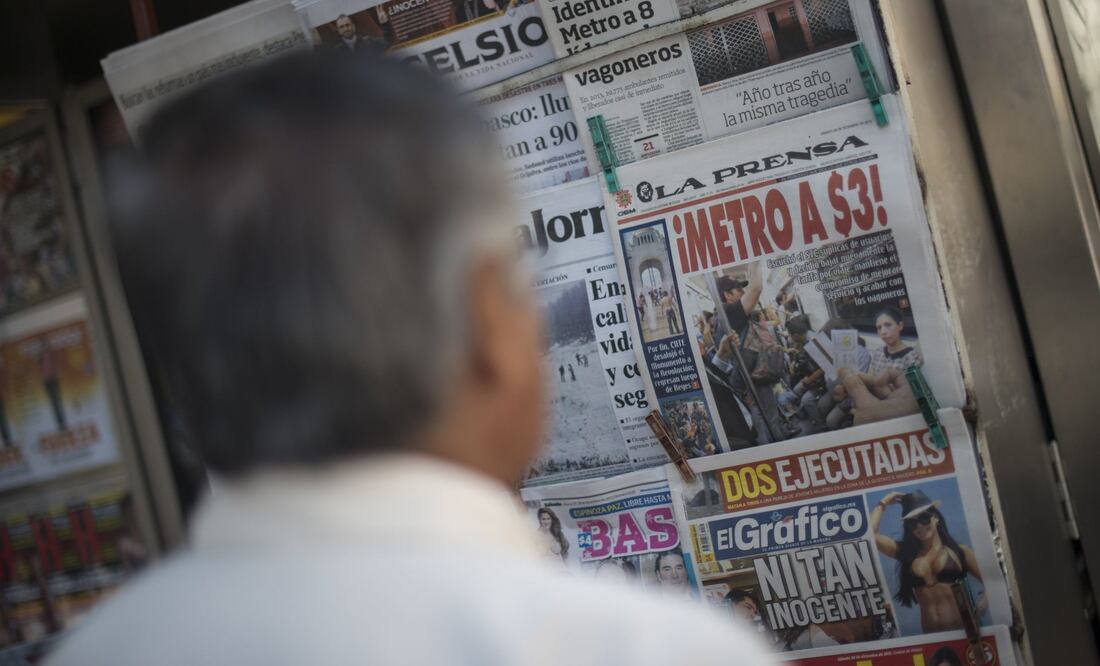 Algunos periódicos difunden noticias falsas con intención irónica. Foto: Cuartoscuro