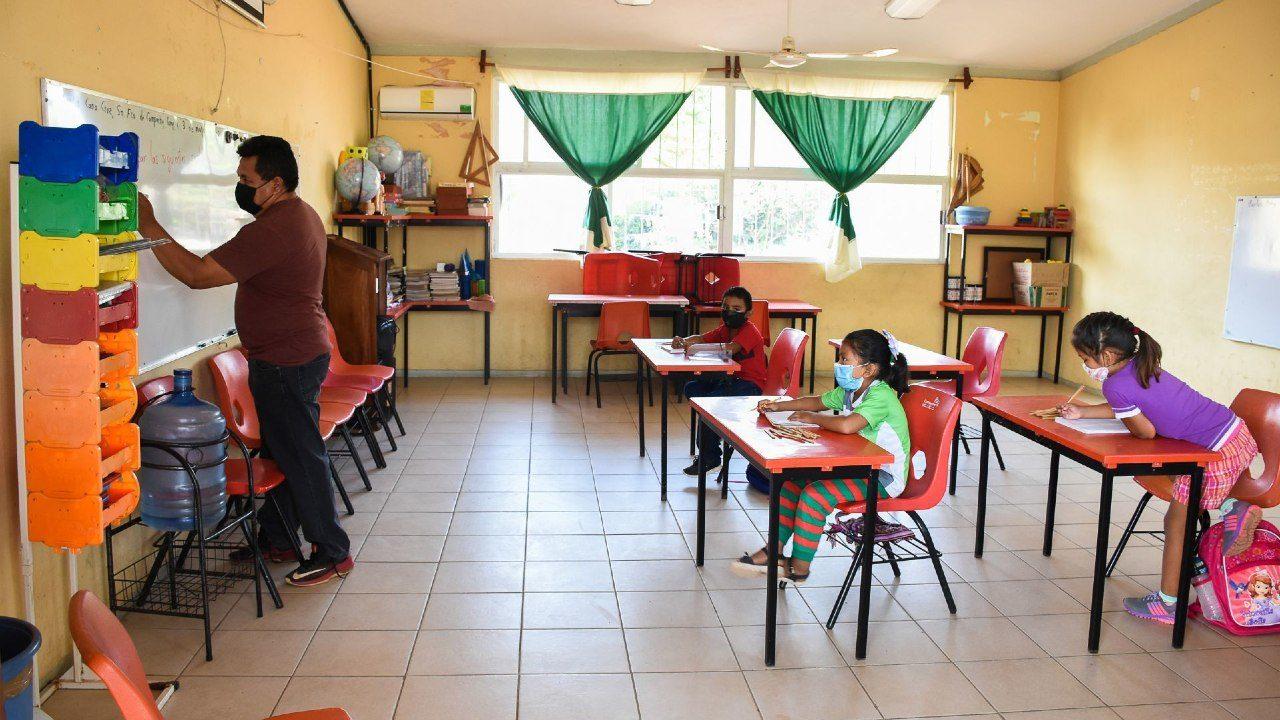 Es importante tener en cuenta que estos promedios son estimados y pueden variar según la ubicación específica, la experiencia del docente, las prestaciones adicionales ofrecidas por la institución educativa, así como otros factores individuales y laborales.

Foto: Producción El Universal Puebla