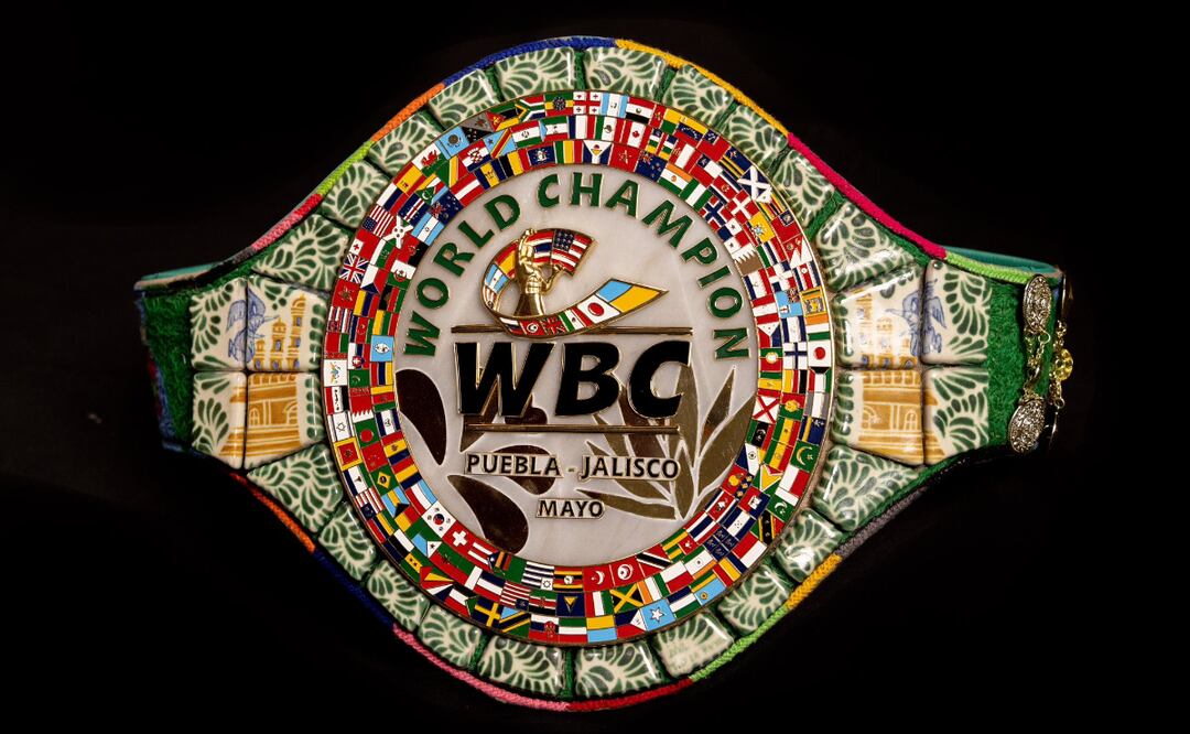 El cinturón tiene imágenes del volcán Popocatépetl, la catedral de Puebla, la China Poblana y unos ángeles | Foto: Twitter World Boxing Council
