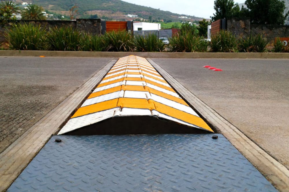 Este dispositivo puede ser programado para activar una barrera elevadora cuando detecta la presencia de un peatón que quiere cruzar la calle, deteniendo de manera efectiva a los vehículos para evitar accidentes.
Foto: Producción El Universal Puebla