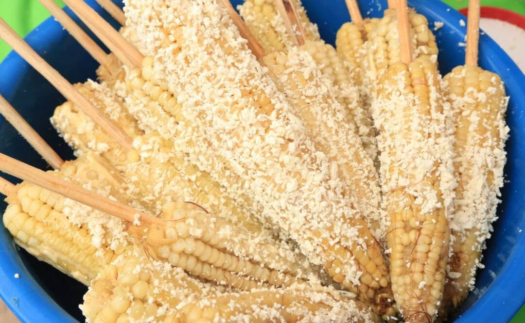 Desde tradicionales esquites hasta pasteles y paletas podrás encontrar en la Feria del Elote en Izúcar | Foto: Agencia Es Imagen para El Universal Puebla