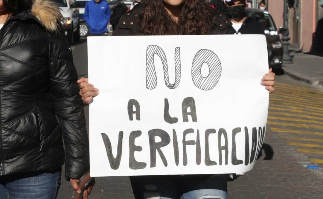 En el grupo de Facebook “No a la verificación vehicular en Puebla” usuarios comentan su descontento sobre el programa | Foto: Agencia Es Imagen para El Universal Puebla