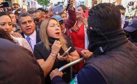 Manifestantes causan trifulca en informe de Paola Angón