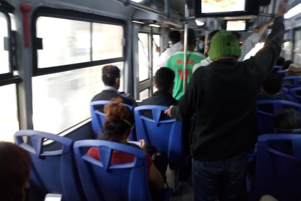 Usuarios de RUTA han reportado el robo de celulares a bordo de las unidades | Agencia Es Imagen para El Universal Puebla