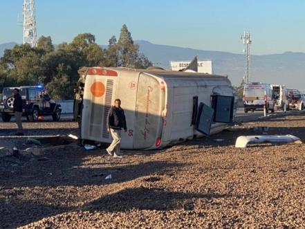 Vuelca autobús con peregrinos en la México-Puebla; hay más de 25 lesionados y 3 muertos: FOTOS Y VIDEO