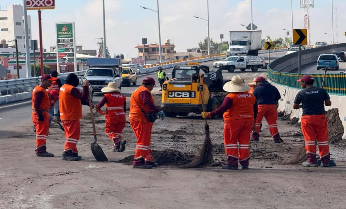 Las brigadas del OOSL realizaron trabajos de barrido, retiro de residuos y limpieza de la vialidad afectada | Foto: Ayuntamiento de Puebla