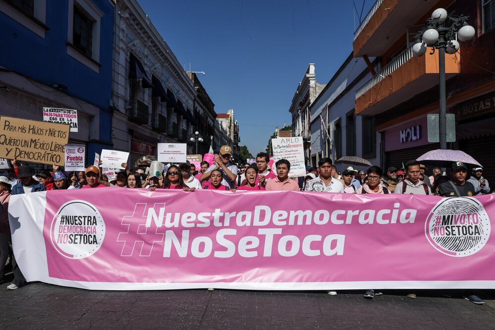 La Marcha por la Democracia en Puebla partió de El Gallito al zócalo | Foto: EsImagen