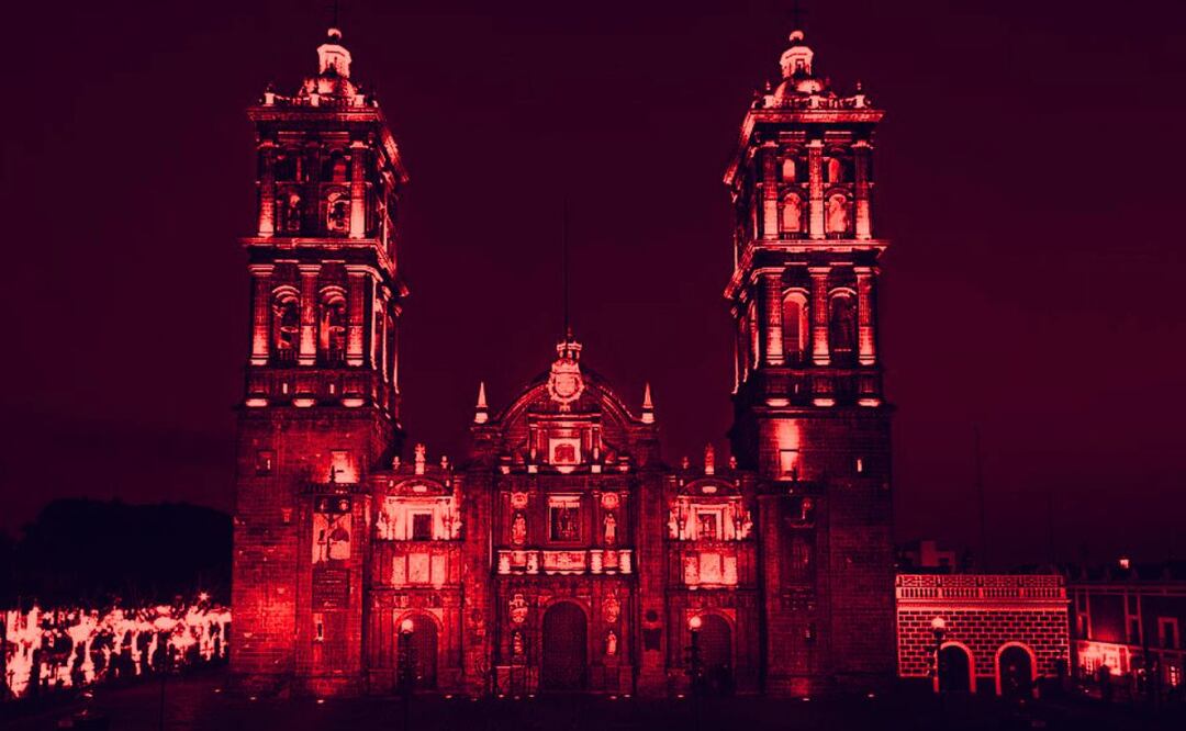 Será este viernes 22 de noviembre cuando la Catedral de Puebla se vista de rojo | Foto: EsImagen / Editada en Canvas