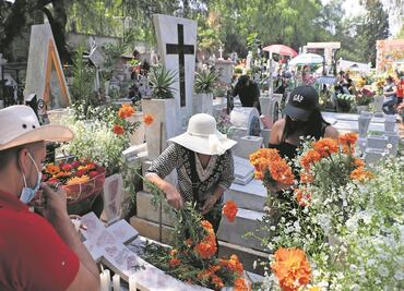 Panteón se llena de colores globos y canciones