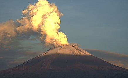 FOTO. Con fumarola y un poco de nieve amanece el volcán Popocatépetl