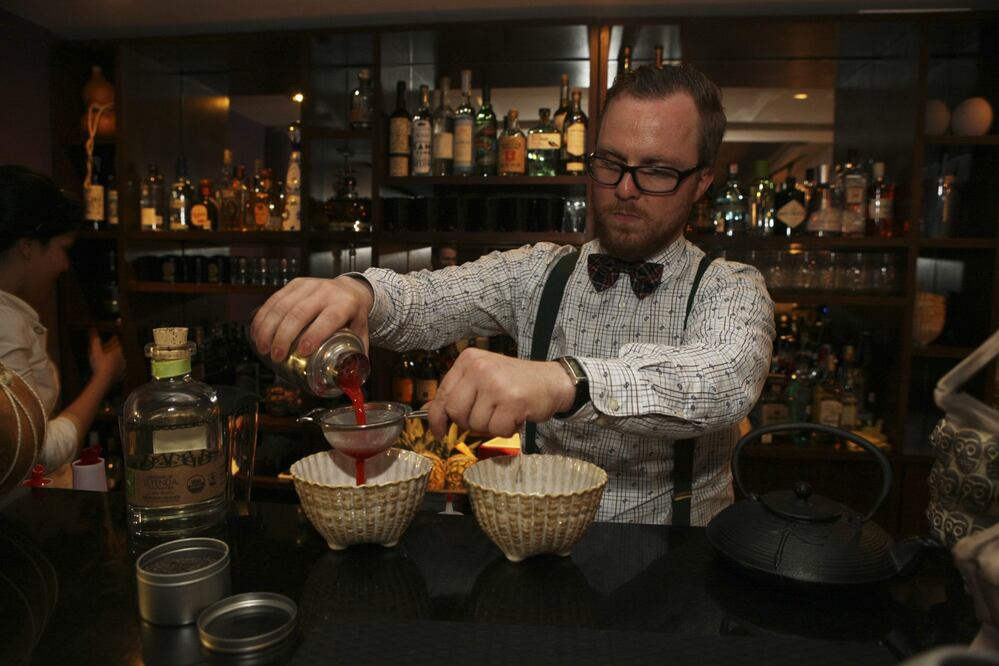 El mezcal es una bebida apta para crear cocteles. Foto: Cuartoscuro