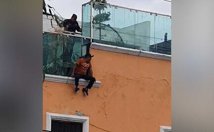 Con castillo inflable salvan a hombre que pretendía suicidarse