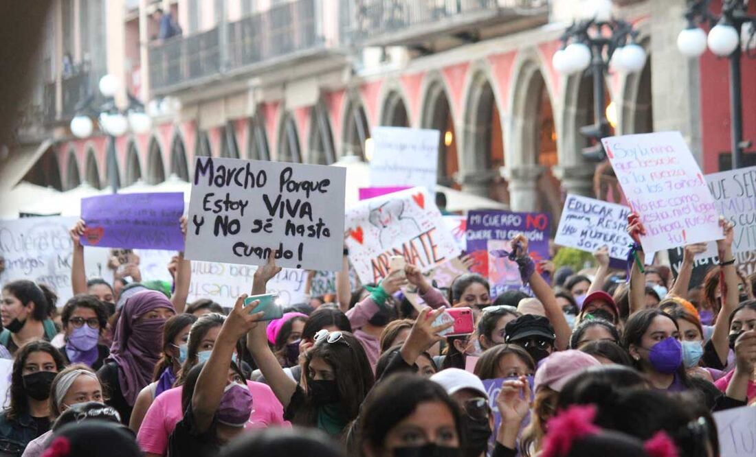 Este es el horario y calles por las que pasará la marcha feminista 2023. | foto: Agencia Es Imagen para El Universal Puebla
