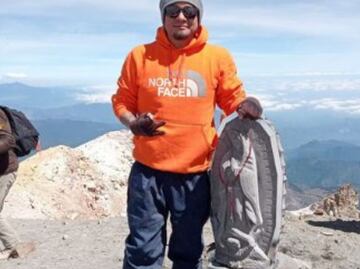 Alpinistas suben al Pico de Orizaba con Virgen de Guadalupe de 40 kilos