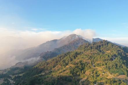 Brigadistas y voluntarios continúan combatiendo incendio forestal en Zacatlán