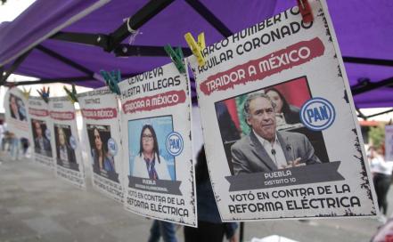 Traidores a la patria. Cuelgan carteles en el centro de Puebla