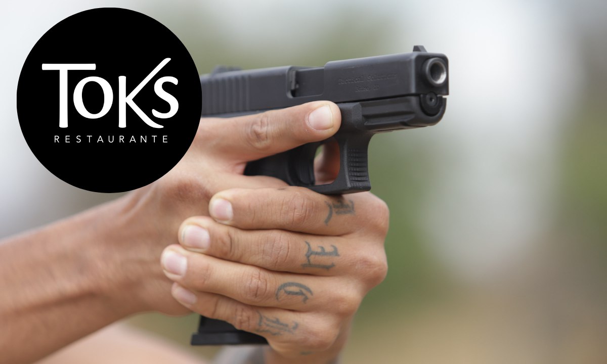 Con lujo de violencia, asaltan a familia en el Toks de Angelópolis