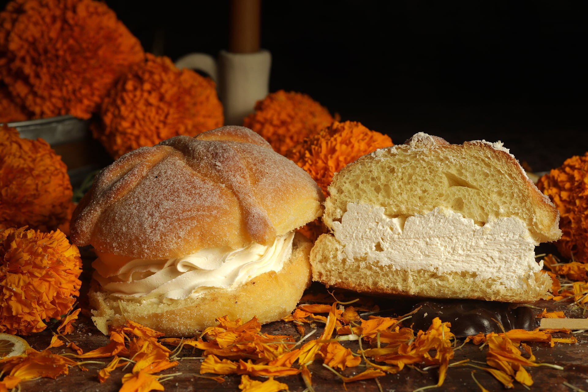 El Día de Muertos es una de las festividades más esperadas en México, y uno de los alimentos más consumidos durante esta temporada es, sin duda, el pan de muerto. 


Foto: Producción El Universal Puebla