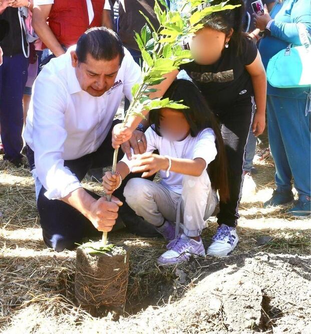 Alejandro Armenta continúa con las faenas comunitarias | Foto: Gobierno del Estado.