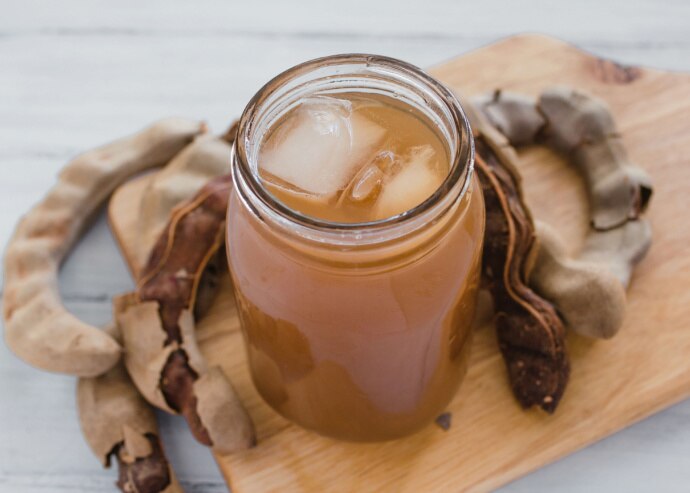 Por ejemplo, el tamarindo es rico en antioxidantes, puede ayudar a la digestión, y su contenido de vitaminas y minerales contribuye a una buena salud. Incorporar esta bebida a tu dieta no solo añade un sabor delicioso, sino que también puede ser una forma efectiva de aprovechar sus propiedades nutritivas.

Foto: Producción El Universal Puebla