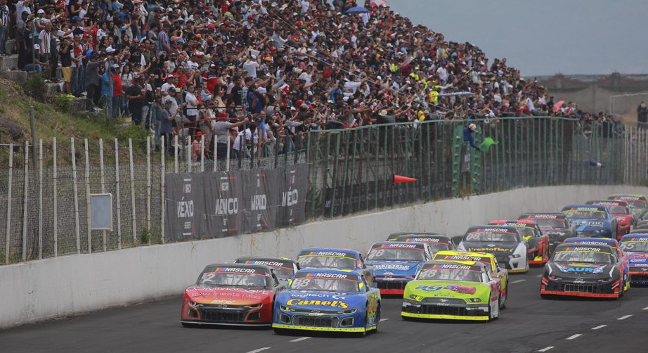 Humberto García, director de Operaciones de NASCAR México Series, mencionó que más de 35 autos y 22 camionetas de la categoría "Trucks" competirán. 

Foto: Producción El Universal Puebla