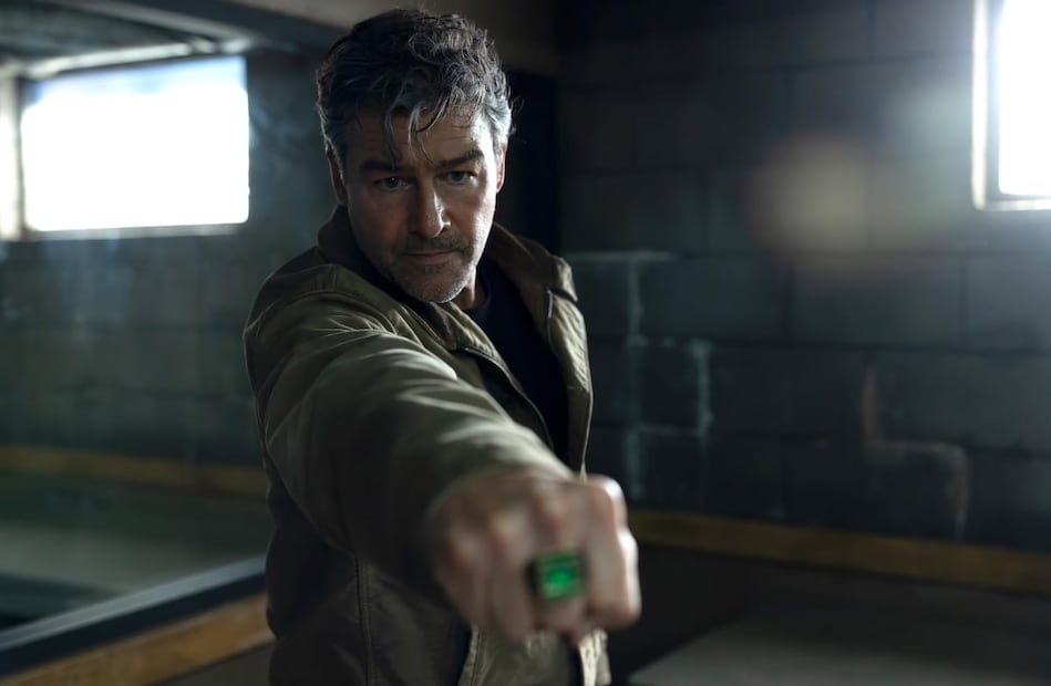 Kyle Chandler como Hal Jordan es uno de los mejores castings en al género de superhéroes. Su carisma ayuda a elevar el guion del personaje | Foto: DC Studios.