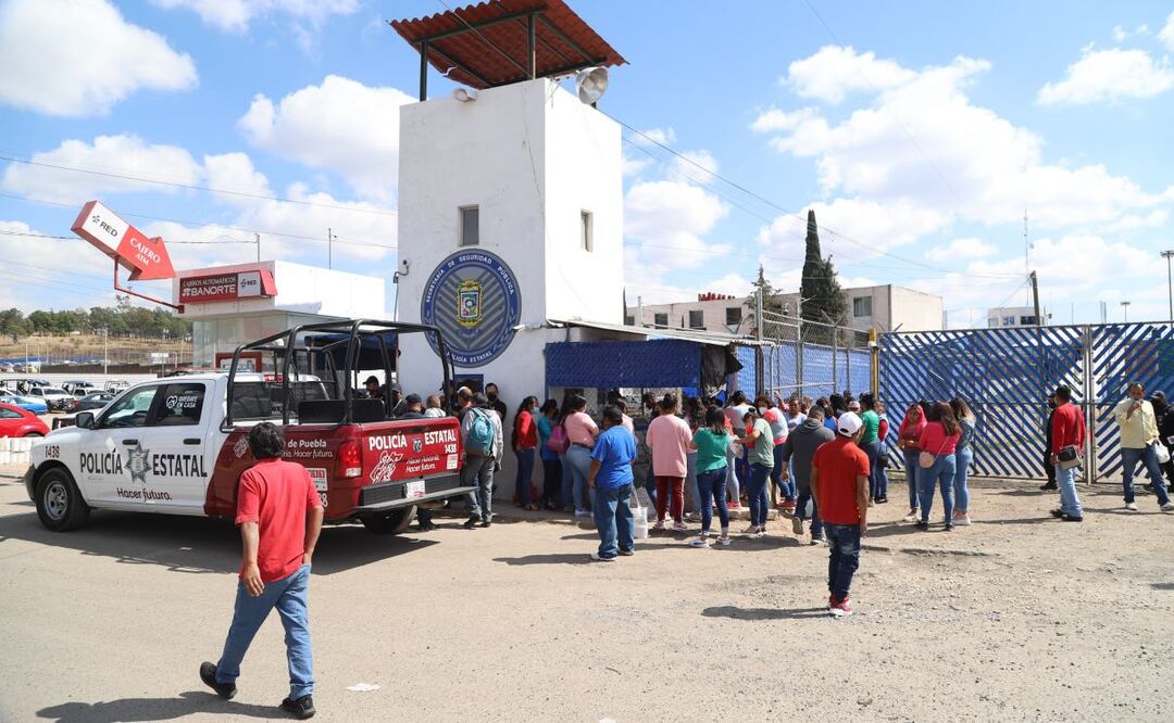 Familiares de reclusos del Penal de San Miguel se manifestaron y bloquearon el Camino al Batán en ambos sentidos | Foto: Agencia Es Imagen para El Universal Puebla